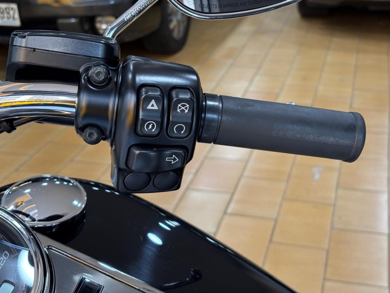 HARLEY-DAVIDSON ROAD KING CLASSIC 103