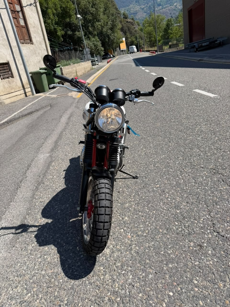 TRIUMPH THRUXTON 900