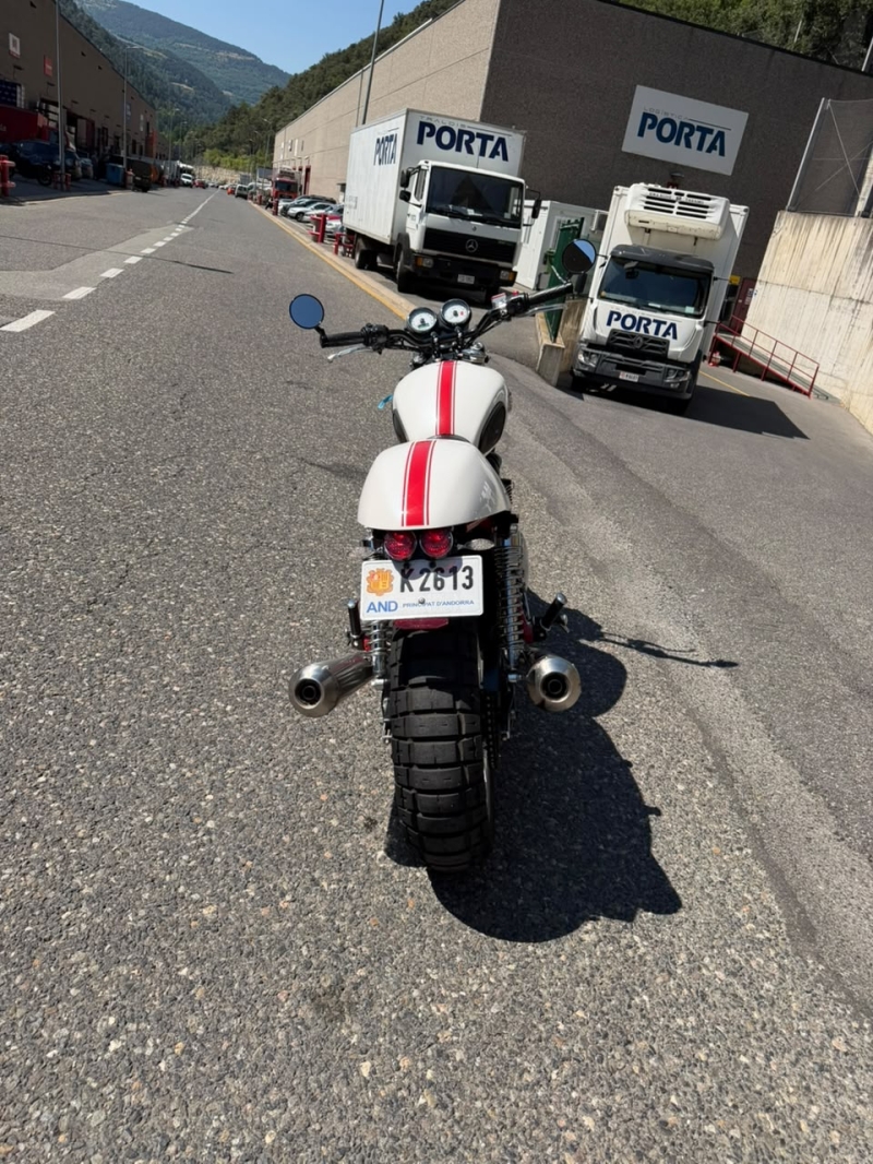 TRIUMPH THRUXTON 900