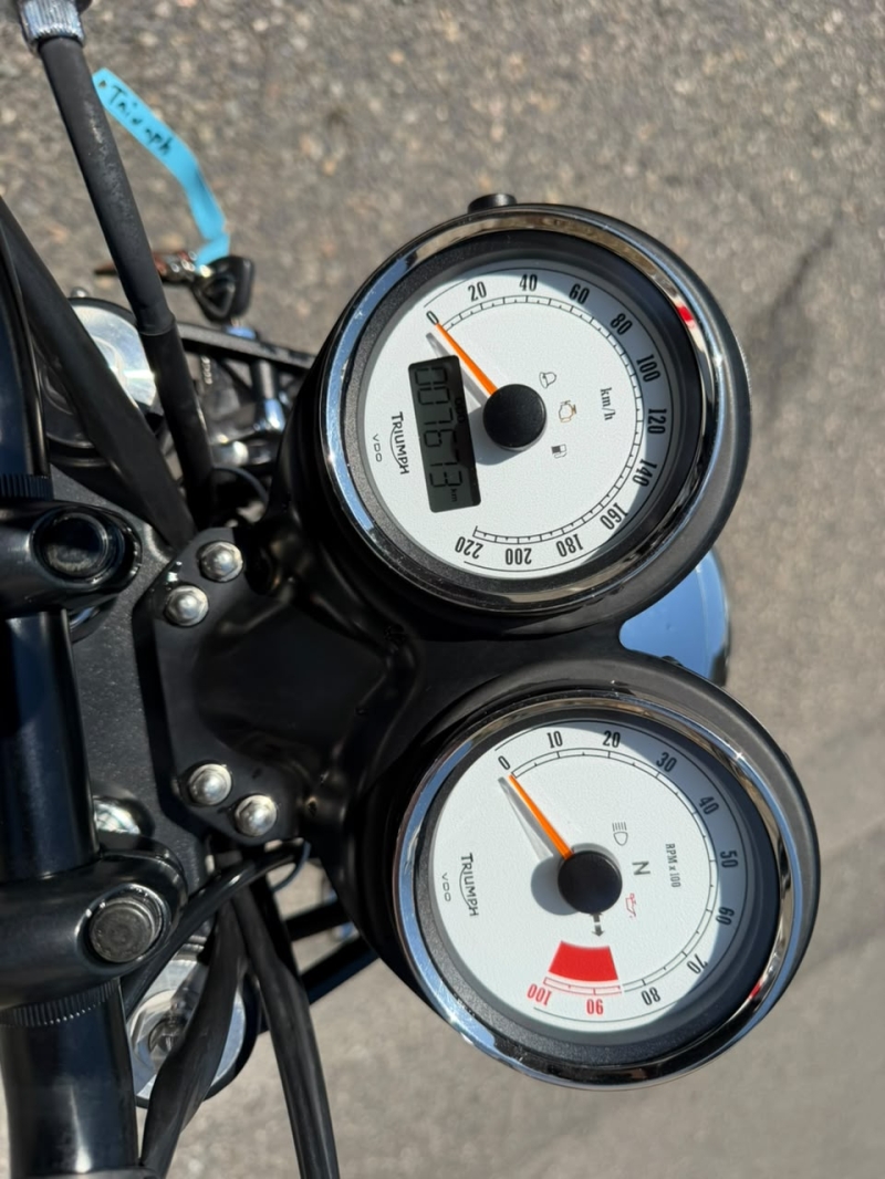 TRIUMPH THRUXTON 900