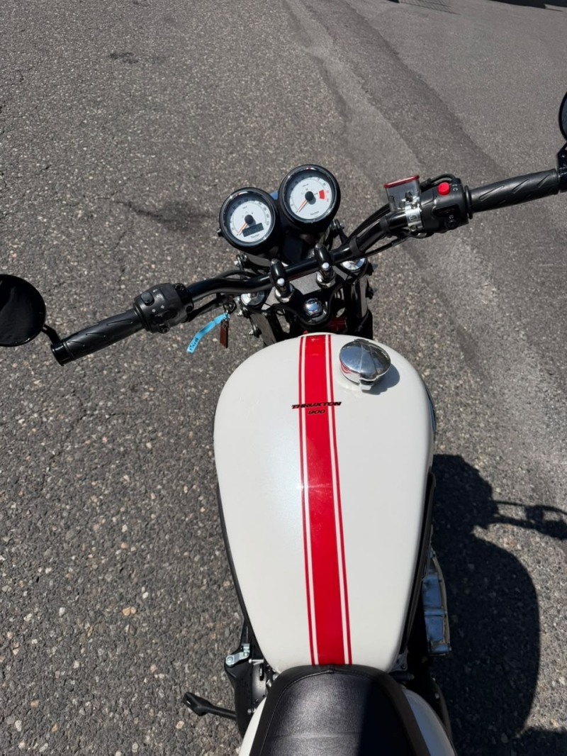 TRIUMPH THRUXTON 900